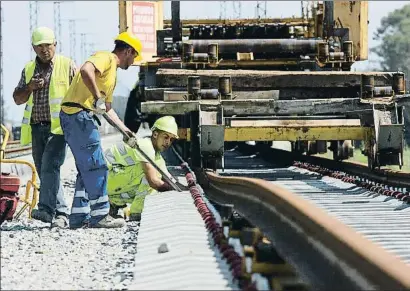  ?? AGUSTÍ ENSESA / ARXIU ?? Obres de col·locació de vies en una nova línia ferroviàri­a