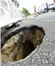  ?? Foto: Marcus Merk ?? Ein defekter Anschluss riss ein Loch in die Straße.