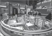  ?? PROVIDED TO CHINA DAILY ?? Visitors view Elkem’s smart city model during the third CIIE in Shanghai in November 2020.