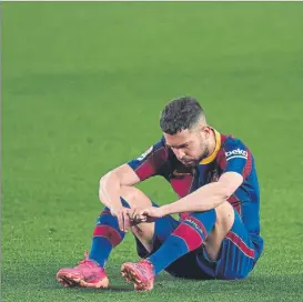  ?? FOTO: EFE ?? Jordi Alba, ‘tocado’ tras el final del partido de anoche en el Camp Nou