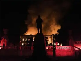  ?? Foto: tt/AP/Leo CorreA ?? Branden befaras ha förstört stora delar av museet.