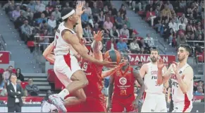  ?? Foto: EFE ?? Kameron Taylor busca el pase ante la poblada defensa del Casademont Zaragoza