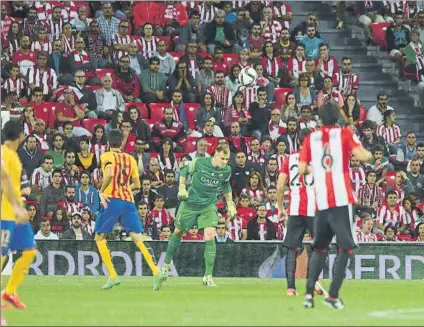  ?? FOTO: PEP MORATA ?? Un mal despeje de Ter Stegen en San Mamés inició la goleada del Athletic (4-0) en la ida de la Supercopa en el año 2015