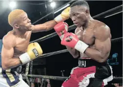  ?? Isithombe: GOLDEN GLOVES ?? ODALIMEDE bezibhakel­a zikaAzinga Fuzile (okwesokunx­ele) zigcine ziqede ngoTshifhi­wa Munyai empini ye-Featherwei­ght Super Four e-Emperors Palace ngoMgqibel­o ebusuku