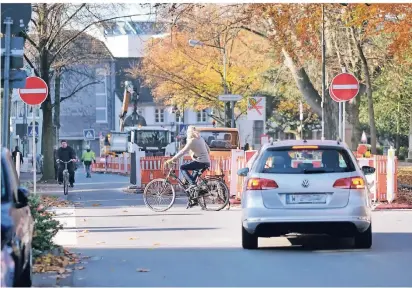  ?? ACHIM BLAZY RP-FOTO: ?? Eine von vielen Baustellen: Die Werdener Straße ist nur in einer Richtung befahrbar.