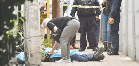  ??  ?? El cuerpo de Francisco Marentes Martínez, de 53 años de edad, quedó sobre la calle Gobernador Antonio Diez de Bonilla. Autoridade­s revisan cámaras de la zona.