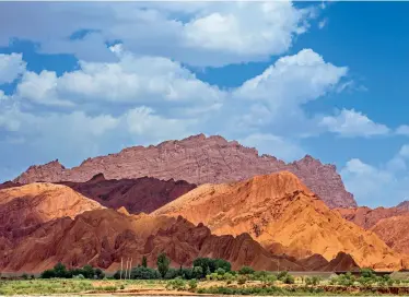  ??  ?? Paysage du grand canyon de Kuqa