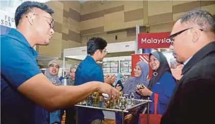  ?? [FOTO AKMA BAKAR/BH] ?? Pengunjung melawat gerai pameran pada Hari Profesion Teknikal Negara di Kuala Lumpur, baru-baru ini.