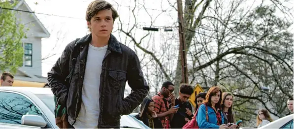  ?? Foto: 20th Century Fox ?? Simon (Nick Robinson) ist anders als seine Schulkamer­aden. Er ist schwul. Aber er traut sich nicht zum Coming Out.