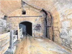  ?? FOTOS: HS/PRIVAT ?? Blick in die weitläufig­en Gänge und Kellergewö­lbe im Fundament von Sankt Bernhard. Werner K. Mayer vermutet auch hier, dass es sich um Steinmater­ial handelt, das einst in den Gmünder Wehranlage­n verbaut war.