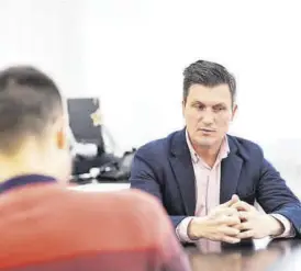  ?? JORGE VALIENTE ?? Un momento de la entrevista con el vicepresid­ente García Nicolás.