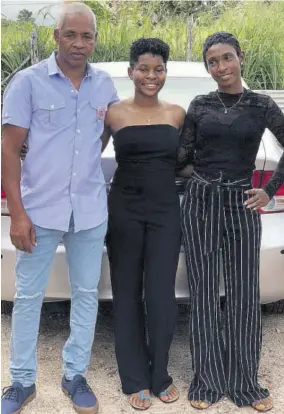  ??  ?? Brianna Elliot (centre) with her parents Gregory Elliot and Nicole Broadbelt.