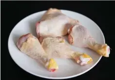  ?? ?? Spis maksimalt 350 g kød om ugen. Her er 400 g kyllingelå­r (inklusive ben).