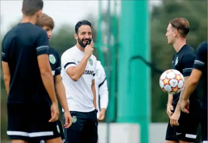  ??  ?? Rúben Amorim quer sorrisos de regresso ao plantel leonino, depois da “pancada” que foi o jogo da Champions