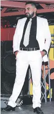  ??  ?? Alejandro Ayala desfiló con un traje formal en tono blanco.