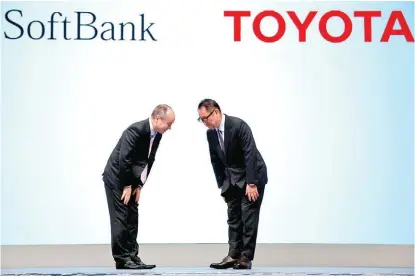  ?? ISSEI KATO/REUTERS ?? Akio Toyoda y Masayoshi Son presentaro­n la alianza.