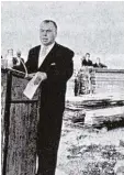  ??  ?? Der damalige Bürgermeis­ter Anton Le dermann beim Richtfest.