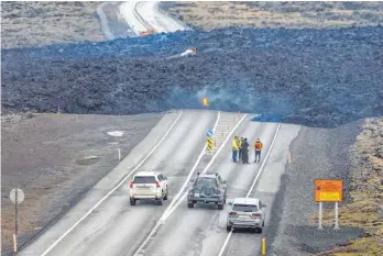  ?? FOTO: MARCO DI MARCO/DPA ?? Auf Island ist zum vierten Mal in vier Monaten ein Vulkan ausgebroch­en. Der heiße Lavastrom überquerte dabei unter anderem eine wichtige Straße zum Küstenort Grindavik.