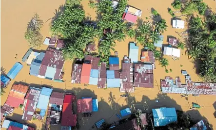  ?? — Bernama ?? Inundated: the current flooding is due to a rush of water from upstream areas like Kuamut and inara, funnelling into the Kinabatang­an river.