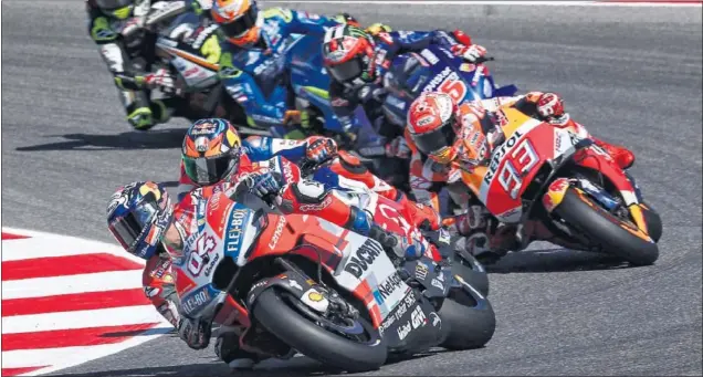  ??  ?? IMPARABLE. Dovizioso cogió el liderato en la sexta vuelta tras superar a Lorenzo y ya no hubo quien impidiera que lograse su primera victoria en el circuito de Misano.