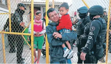  ?? FOTO: AP ?? Centenares de migrantes centroamer­icanos permanecía­n bajo la custodia de militares y policías mexicanos dentro del albergue en Piedras Negras.