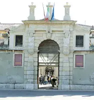  ??  ?? La sede Palazzo Montanari ospita oggi l’Accademia delle Belle Arti di Verona. Secondo Vanzetto (M5S) sarà messo in vendita