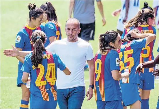  ?? CÉSAR RANGEL ?? Lluís Cortés saludant la jove del planter Bruna Vilamala durant l’últim partit de Lliga disputat ahir a l’estadi Johan Cruyff