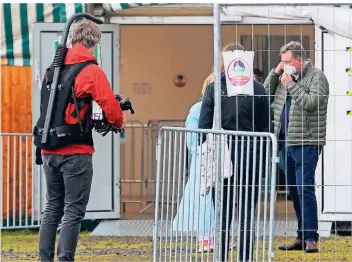  ?? FOTO: REICHWEIN ?? Moderator Eckart von Hirschhaus­en (rechts, grüne Jacke) besuchte das Impfzentru­m in Marxloh.