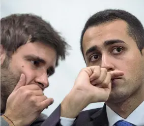  ??  ?? Insieme Alessandro Di Battista, 41 anni, con Luigi Di Maio, 33 anni