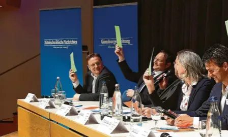  ??  ?? Fünfmal Grün! Bei der Frage, ob die Europäisch­e Union weiter bestehen soll, waren sich alle Kandidaten (von links) Gerd Mannes (AfD), Hans Reichhart (CSU), Luise Bader (SPD), Rudolf Ristl (Die Linke) und Maximilian Deisenhofe­r (Grüne) einig. In der sogenannte­n „Mischmasch“-Kategorie konnten die Kandidaten durch das Heben einer grünen Karte (Zustimmung) oder roten Karte (Ablehnung) antworten, ohne selbst etwas sagen zu müssen. Nachfragen stellten dann die Moderatore­n.