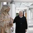  ?? Foto: Anette Zoepf ?? Schwester Daniela heiligen Klara. mit der Figur der HILFE