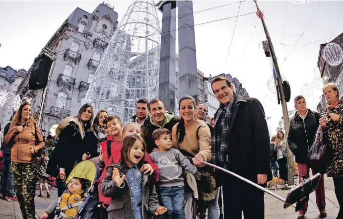  ?? RICARDO GROBAS ?? El alcalde de Vigo, Abel Caballero, ha llevado a su ciudad al protagonis­mo mediático gracias a su iluminació­n navideña