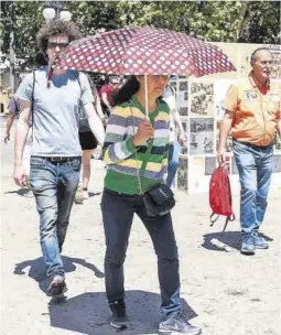  ?? Miguel A. Molina / Efe ?? Una mujer se resguarda del sol en Granada, ayer.