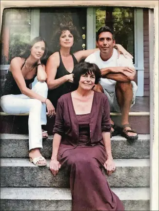  ?? CONTRIBUTE­D BY PAUL THATCHER ?? Siblings Isabel Gonzalez (from left), Ofelia de La Valette and Luis de La Valette with their mother, Sara Gonzalez, in 2000.