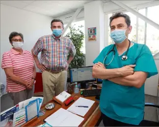  ?? (Photo Laurent Martinat) ?? Roland Marbot, avec son épouse Danielle et son oncologue le Dr Philippe Bernard, témoigne de la situation difficile qu’il a vécue à cause du confinemen­t.