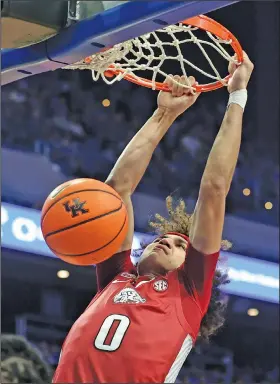  ?? Associated Press ?? Slammed: Arkansas' Anthony Black dunks during the second half of the team's NCAA college basketball game against Kentucky Tuesday in Lexington, Ky.