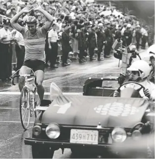  ?? ?? Sweden's Bernt Harry Johansson wins gold in the Olympic Road Race on Mount Royal on July 26, 1976.