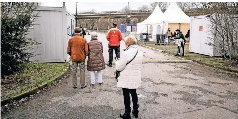  ?? FOTO: STEFAN AREND ?? Das Schnelltes­tzentrum an der Rhein-Ruhr-Halle ist als „Walk In“gestaltet. 9000 Duisburger können sich pro Tag testen lassen.