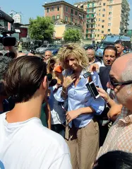  ??  ?? Sud Il ministro Barbara Lezzi incontra i comitati di Bagnoli