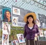  ??  ?? PRESENTE. La madre de Lesvy acudió al Reclusorio Oriente, donde se realiza el juicio.