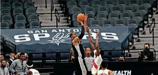  ?? Ronald Cortes / Contributo­r ?? Lamarcus Aldridge (sore knee) has missed the last three games as the Spurs start their road trip.