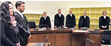 ?? FOTO: DPA ?? Beate Zschäpe (l.) und der Vorsitzend­e Richter Manfred Götzl (3. v. r.).