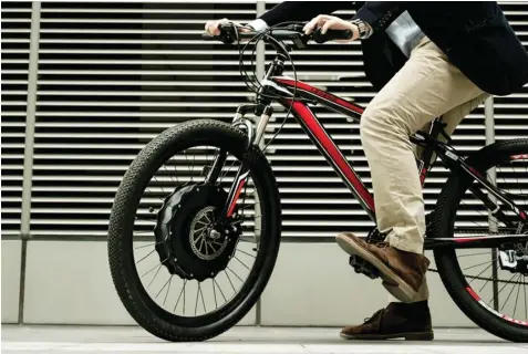  ?? EVOWHEEL.BIKE ?? INOVATIF: Saat rider mengayuh pedal EvoWheel, roda depan secara otomatis memproduks­i daya listrik bantuan.