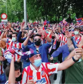  ?? GONZALO PÉREZ ?? El centro de la capital volvió a llenarse de camisetas rojiblanca­s