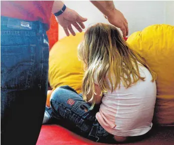  ?? FOTO: ARCHIV ?? Sexueller Missbrauch von Kindern und Jugendlich­en in Vereinen soll mit dem seit 2012 geltenden Gesetz der Bundesregi­erung erschwert werden. Oft geschehen Übergriffe im familiären Umfeld und in Vereinen.