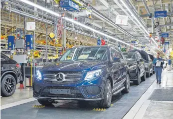  ?? FOTO: DPA ?? SUV-Montage im Mercedes-Benz Werk Tuscaloosa in Alabama: Kämen Strafzölle, würden Teile der Produktion deutscher Autobauer in die USA verlagert, sagt ifo-Ökonom Gabriel Felbermayr.
