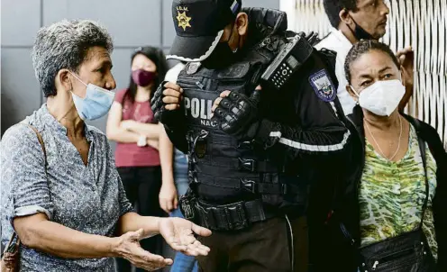  ?? SANTIAGO ARCOS / REUTERS ?? Una dona provant ahir a Guayaquil d’obtenir informació sobre el parador d’un familiar pres