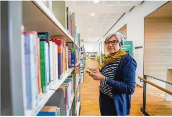  ?? Foto: Rudi Penk ?? 2020 zog die Gerstetter Bücherei von der Gartenstra­ße in die Forststraß­e um. Der 200 Quadratmet­er große Raum unter dem ehemaligen Stelzenbau im Schulzentr­um wurde in mehrere barrierefr­eie Bereiche unterteilt. Karin Willer leitet die Bibliothek. Noch mehr Fotos gibt es auf hz.de/bilder