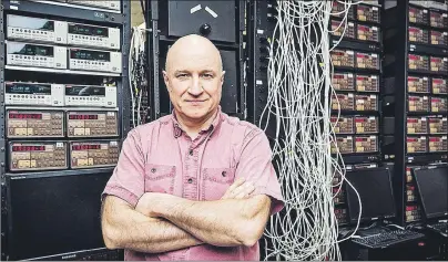  ?? CP PHOTO ?? Dr. Jeff Dahn of Dalhousie University in Halifax received the $1-million Gerhard Herzberg Canada Gold Medal for Science and Engineerin­g Tuesday in Ottawa. Dahn is seen here in his laboratory in an undated handout photo.