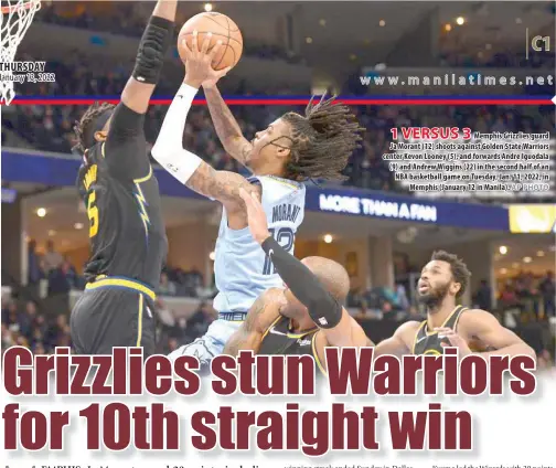  ?? AP PHOTO ?? 1 VERSUS 3
Memphis Grizzlies guard Ja Morant (12) shoots against Golden State Warriors center Kevon Looney (5), and forwards Andre Iguodala (9) and Andrew Wiggins (22) in the second half of an NBA basketball game on Tuesday, Jan. 11, 2022, in Memphis (January 12 in Manila).